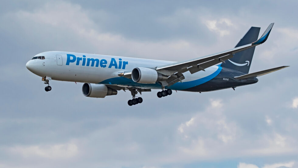 Ein Amazon-Frachtflieger landet.