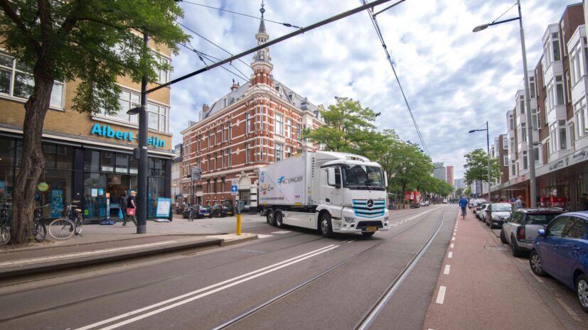 Ein Verteiler-Lkw von Daimler Trucks auf seiner Tour