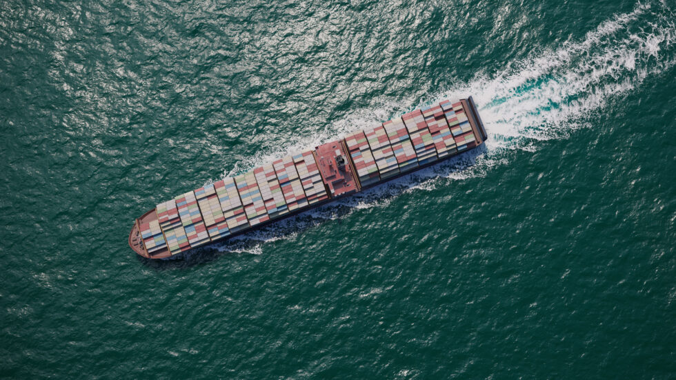 Blick auf ein Containerschiff von oben