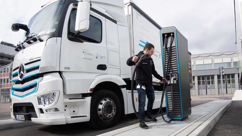 Ein E-Lkw wird an der Ladesäule wieder aufgeladen.