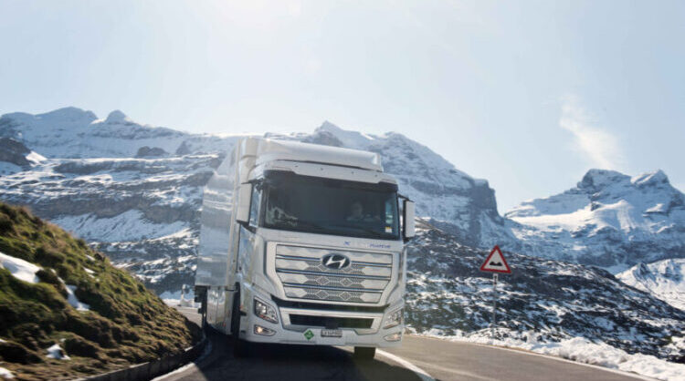 Ein Brennstoffzellen-Lkw von Hyundai rollt über eine Schweizer Bergstraße.