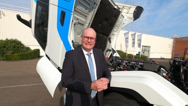 Daf-Manager Raoul Wijnands vor dem Wasserstoff-Prototypen.