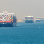 Containerschiffe durchfahren den Suezkanal