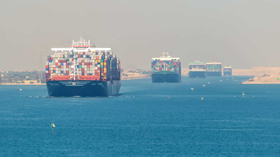 Containerschiffe durchfahren den Suezkanal