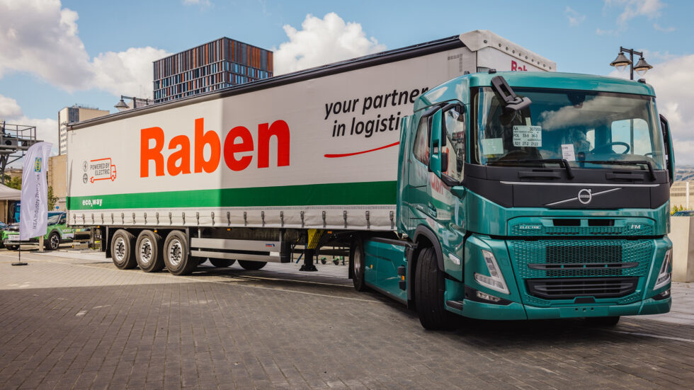 E-Lkw von Volvo bei Raben Group und Ikea
