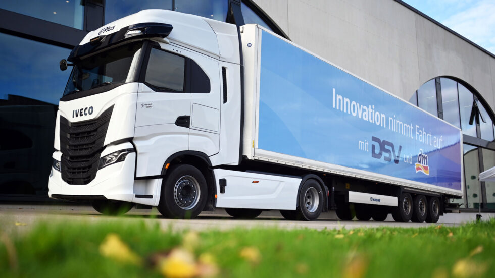 DSV und dm nehmen autonome Lkw-Technik unter die Lupe