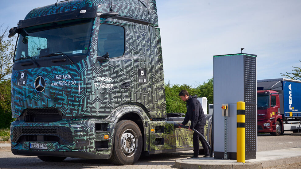 Megawatt-Charging: Daimler Truck knackt Reichweitenproblem der E-Lkw